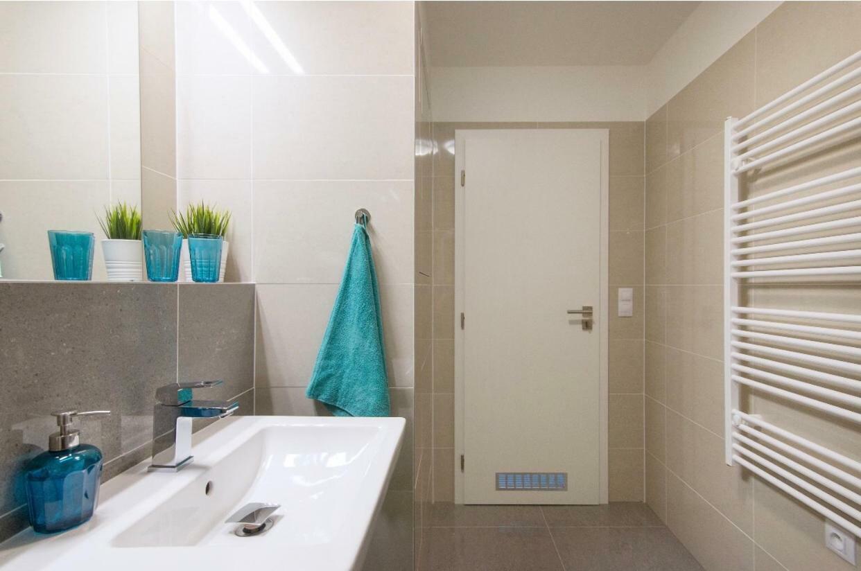 Free Parking In Garage Karolina Plazza, New Cosy Studio With All You Need Prague Luaran gambar